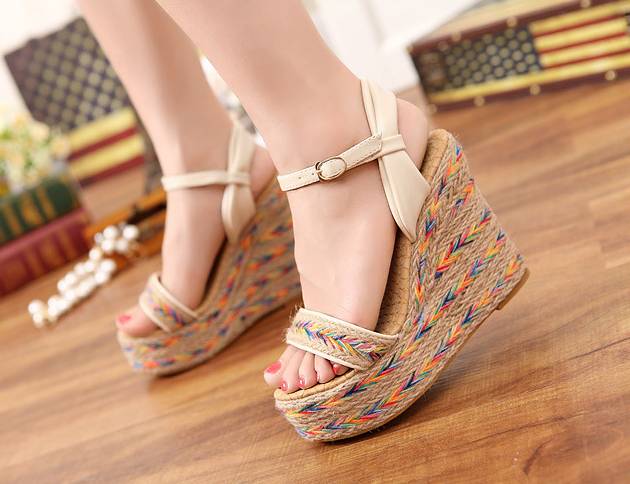 cau_chuyen_ve_giay_de_xuong